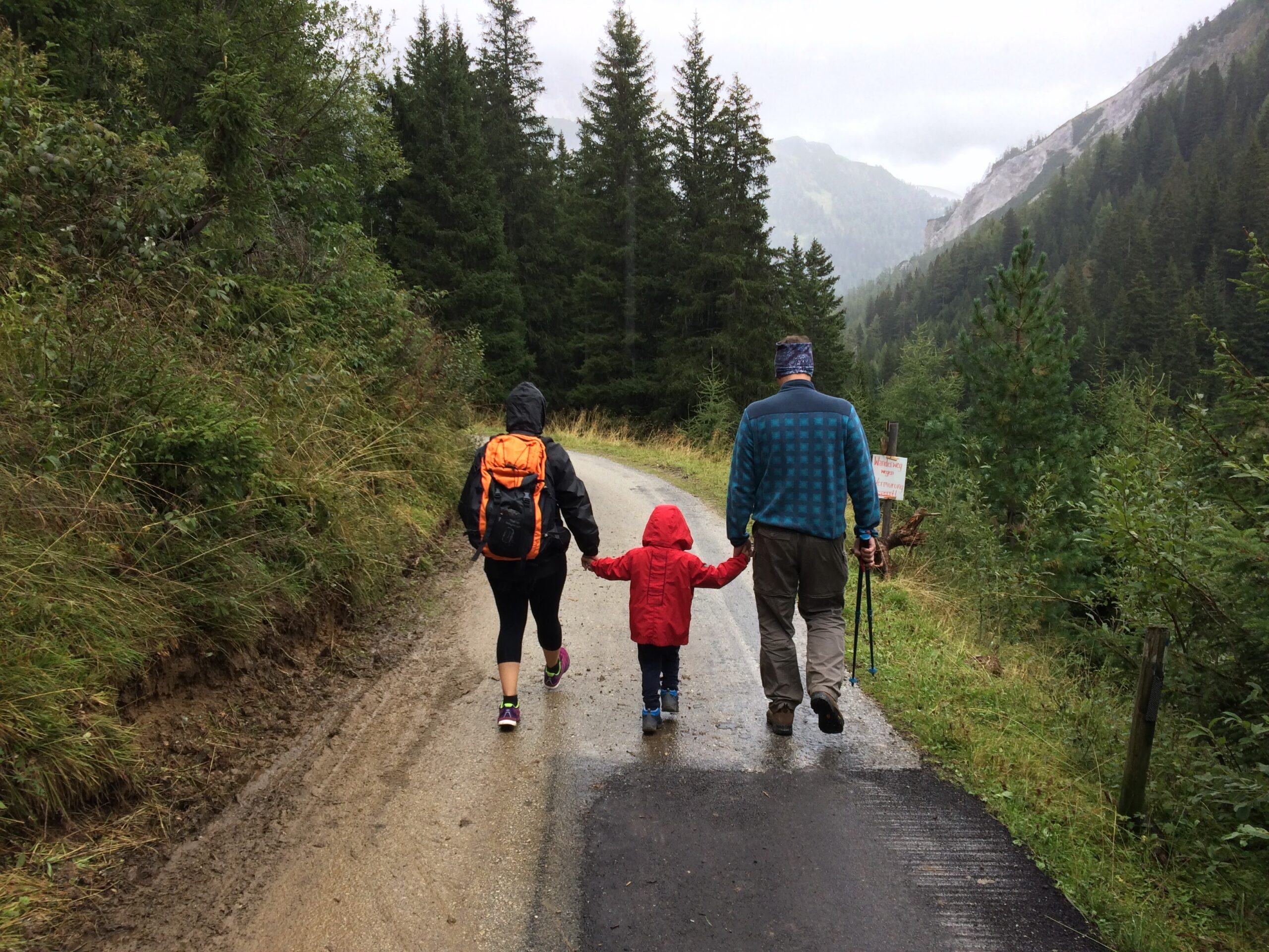 Famille autochtone marchant en plein air
